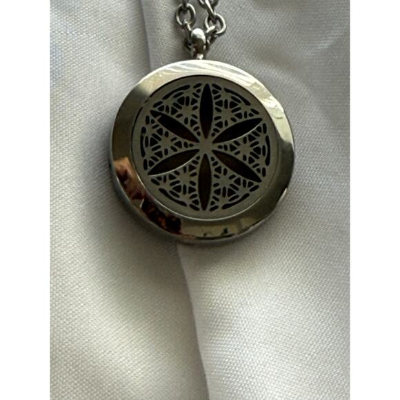 Sand dollar pendant locket necklace - Picture 11 of 13